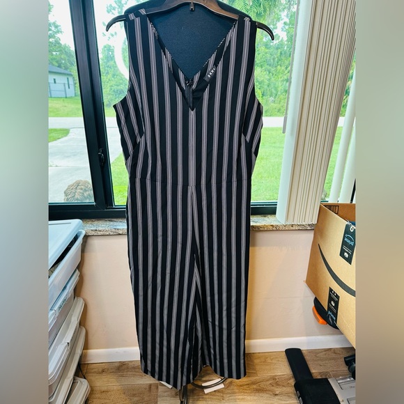 DKNY Cropped Striped Black and White Sleeveless V-Neck Jumpsuit Size 10 - Picture 1 of 6